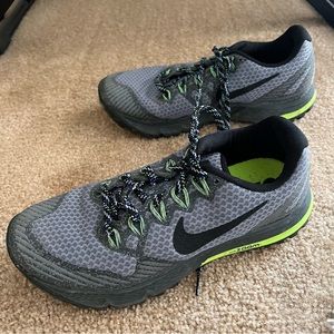 Nike Women's Air Zoom Wildhorse 3 Running Shoe, Grey/Black, 6.5 US